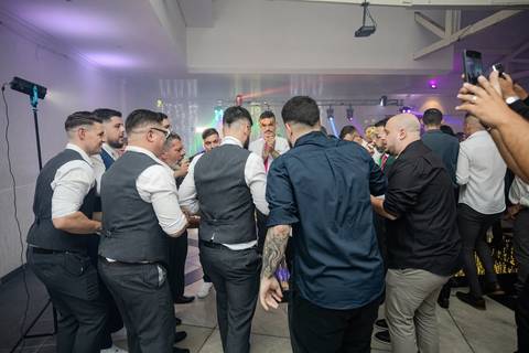 As melhores ideias e inspirações criativas de fotos de casamento registradas por fotógrafos profissionais de eventos da empresa Criativus Foto e Vídeo na Igreja Paróquia Nossa Senhora das Graças: Fotos dos noivos na festa '