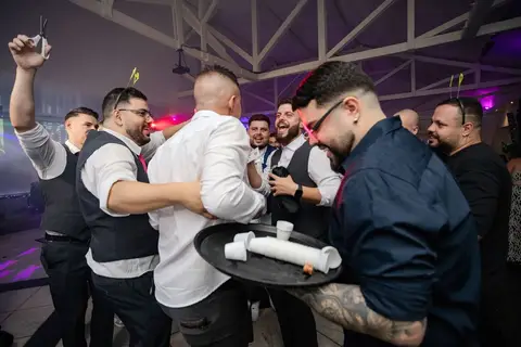 As melhores ideias e inspirações criativas de fotos de casamento registradas por fotógrafos profissionais de eventos da empresa Criativus Foto e Vídeo na Igreja Paróquia Nossa Senhora das Graças: Fotos dos noivos na festa '