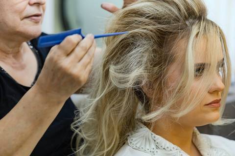 As melhores ideias e inspirações criativas de fotos de casamento registradas por fotógrafos profissionais de eventos da empresa Criativus Foto e Vídeo no salão Nide e Élida: Fotos do making of da noiva'