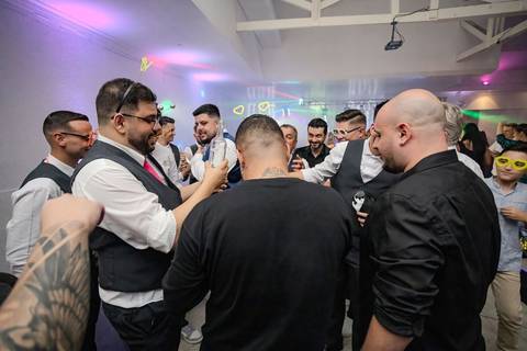 As melhores ideias e inspirações criativas de fotos de casamento registradas por fotógrafos profissionais de eventos da empresa Criativus Foto e Vídeo na Igreja Paróquia Nossa Senhora das Graças: Fotos dos noivos na festa '