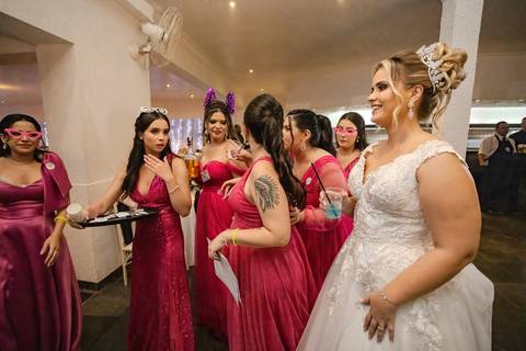 As melhores ideias e inspirações criativas de fotos de casamento registradas por fotógrafos profissionais de eventos da empresa Criativus Foto e Vídeo na Igreja Paróquia Nossa Senhora das Graças: Fotos dos noivos na festa '
