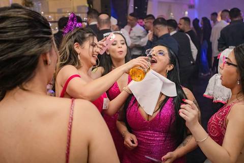 As melhores ideias e inspirações criativas de fotos de casamento registradas por fotógrafos profissionais de eventos da empresa Criativus Foto e Vídeo na Igreja Paróquia Nossa Senhora das Graças: Fotos dos noivos na festa '