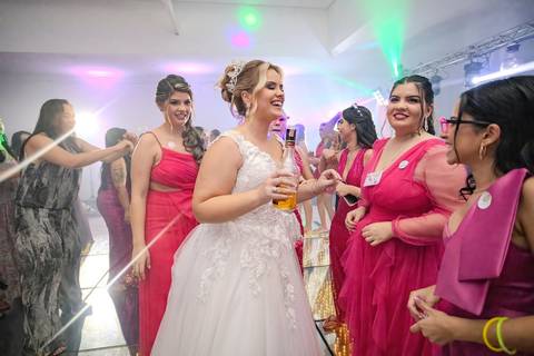 As melhores ideias e inspirações criativas de fotos de casamento registradas por fotógrafos profissionais de eventos da empresa Criativus Foto e Vídeo na Igreja Paróquia Nossa Senhora das Graças: Fotos dos noivos na festa '