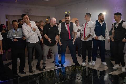 As melhores ideias e inspirações criativas de fotos de casamento registradas por fotógrafos profissionais de eventos da empresa Criativus Foto e Vídeo na Igreja Paróquia Nossa Senhora das Graças: Fotos dos noivos na festa '