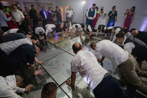 As melhores ideias e inspirações criativas de fotos de casamento registradas por fotógrafos profissionais de eventos da empresa Criativus Foto e Vídeo na Igreja Paróquia Nossa Senhora das Graças: Fotos dos noivos na festa '