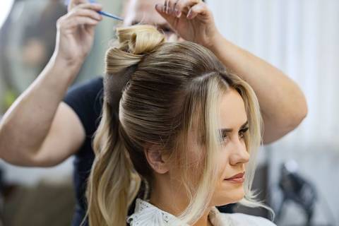 As melhores ideias e inspirações criativas de fotos de casamento registradas por fotógrafos profissionais de eventos da empresa Criativus Foto e Vídeo no salão Nide e Élida: Fotos do making of da noiva'