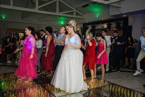 As melhores ideias e inspirações criativas de fotos de casamento registradas por fotógrafos profissionais de eventos da empresa Criativus Foto e Vídeo na Igreja Paróquia Nossa Senhora das Graças: Fotos dos noivos na festa '