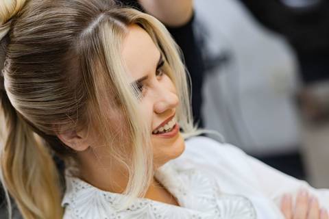 As melhores ideias e inspirações criativas de fotos de casamento registradas por fotógrafos profissionais de eventos da empresa Criativus Foto e Vídeo no salão Nide e Élida: Fotos do making of da noiva'