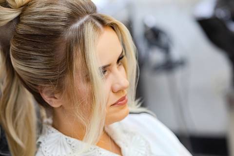 As melhores ideias e inspirações criativas de fotos de casamento registradas por fotógrafos profissionais de eventos da empresa Criativus Foto e Vídeo no salão Nide e Élida: Fotos do making of da noiva'