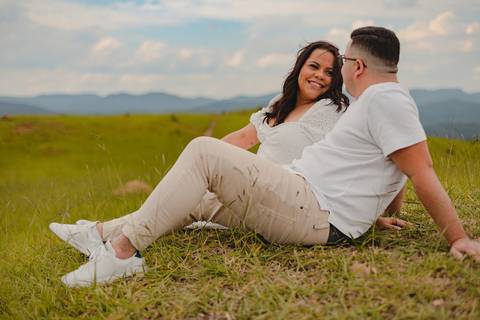 As melhores ideias e inspirações criativas de fotos de ensaio pré casamento registradas por fotógrafos profissionais de eventos da empresa Criativus Foto e Vídeo no Morro do Capuava'