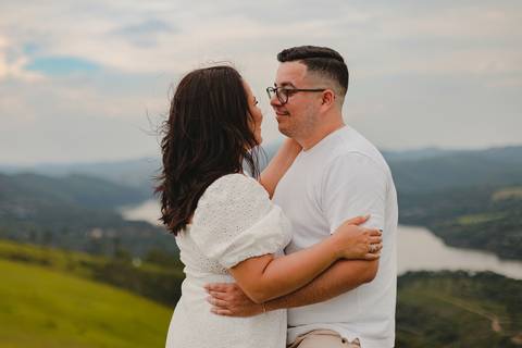As melhores ideias e inspirações criativas de fotos de ensaio pré casamento registradas por fotógrafos profissionais de eventos da empresa Criativus Foto e Vídeo no Morro do Capuava'