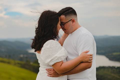 As melhores ideias e inspirações criativas de fotos de ensaio pré casamento registradas por fotógrafos profissionais de eventos da empresa Criativus Foto e Vídeo no Morro do Capuava'