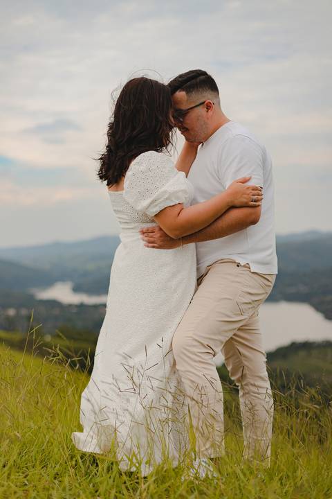 As melhores ideias e inspirações criativas de fotos de ensaio pré casamento registradas por fotógrafos profissionais de eventos da empresa Criativus Foto e Vídeo no Morro do Capuava'