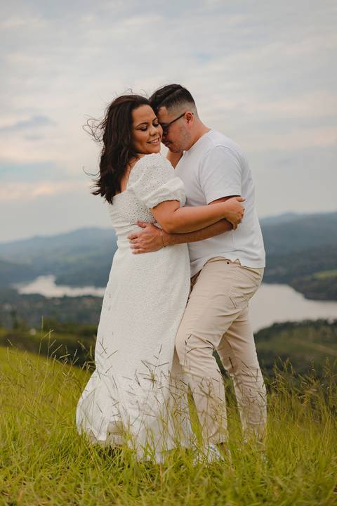 As melhores ideias e inspirações criativas de fotos de ensaio pré casamento registradas por fotógrafos profissionais de eventos da empresa Criativus Foto e Vídeo no Morro do Capuava'