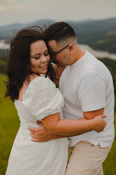 As melhores ideias e inspirações criativas de fotos de ensaio pré casamento registradas por fotógrafos profissionais de eventos da empresa Criativus Foto e Vídeo no Morro do Capuava'