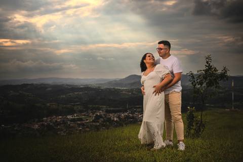 As melhores ideias e inspirações criativas de fotos de ensaio pré casamento registradas por fotógrafos profissionais de eventos da empresa Criativus Foto e Vídeo no Morro do Capuava'