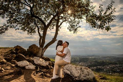 As melhores ideias e inspirações criativas de fotos de ensaio pré casamento registradas por fotógrafos profissionais de eventos da empresa Criativus Foto e Vídeo no Morro do Capuava'