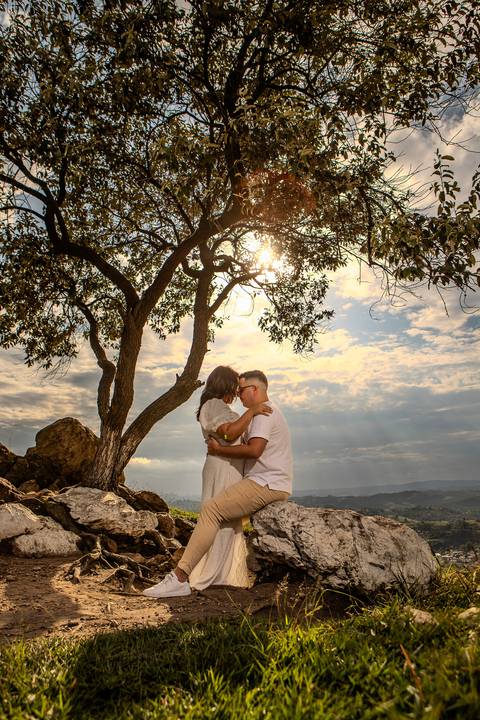 As melhores ideias e inspirações criativas de fotos de ensaio pré casamento registradas por fotógrafos profissionais de eventos da empresa Criativus Foto e Vídeo no Morro do Capuava'