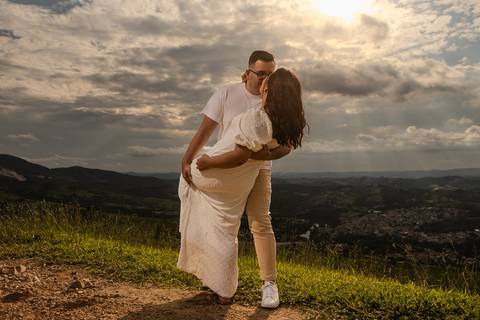 As melhores ideias e inspirações criativas de fotos de ensaio pré casamento registradas por fotógrafos profissionais de eventos da empresa Criativus Foto e Vídeo no Morro do Capuava'