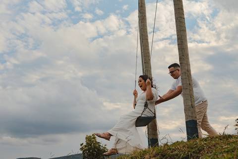 As melhores ideias e inspirações criativas de fotos de ensaio pré casamento registradas por fotógrafos profissionais de eventos da empresa Criativus Foto e Vídeo no Morro do Capuava'