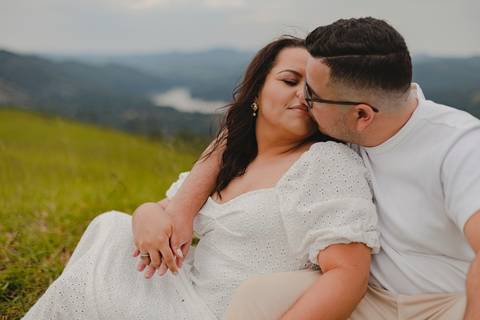 As melhores ideias e inspirações criativas de fotos de ensaio pré casamento registradas por fotógrafos profissionais de eventos da empresa Criativus Foto e Vídeo no Morro do Capuava'