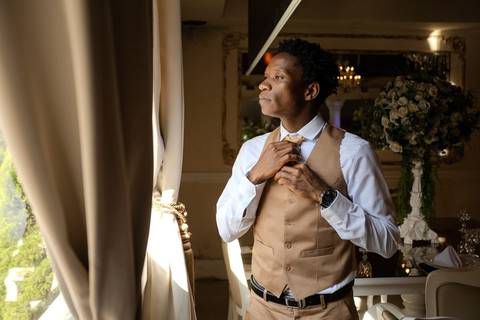 As melhores ideias e inspirações criativas de fotos de casamento registradas por fotógrafos profissionais de eventos da empresa Criativus Foto e Vídeo no Restaurante El Uruguayo: Fotos do noivo no espaço Buffet Reis Recepções'