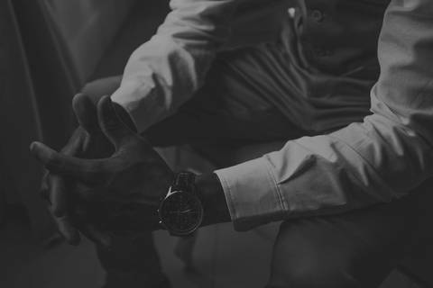 As melhores ideias e inspirações criativas de fotos de casamento registradas por fotógrafos profissionais de eventos da empresa Criativus Foto e Vídeo no Restaurante El Uruguayo: Fotos do noivo no espaço Buffet Reis Recepções'