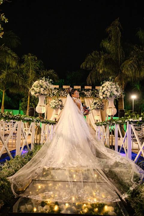 As melhores ideias e inspirações criativas de fotos de casamento registradas por fotógrafos profissionais de eventos da empresa Criativus Foto e Vídeo no Restaurante El Uruguayo: Fotos da noiva no Espaço Buffet Reis Recepções'