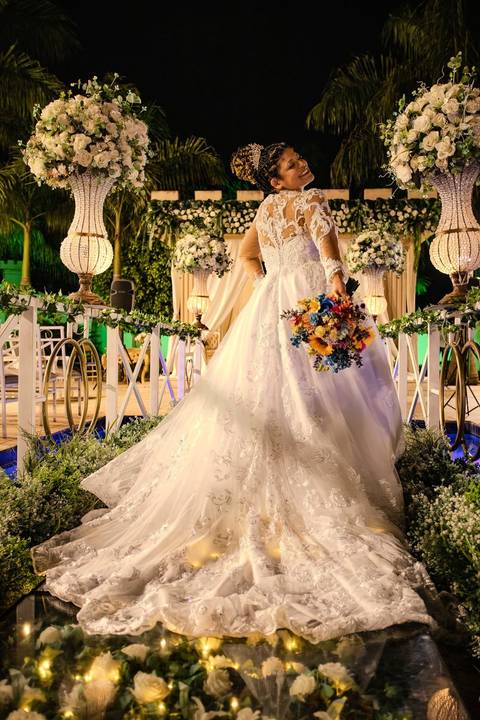 As melhores ideias e inspirações criativas de fotos de casamento registradas por fotógrafos profissionais de eventos da empresa Criativus Foto e Vídeo no Restaurante El Uruguayo: Fotos da noiva no Espaço Buffet Reis Recepções'