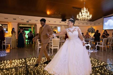 As melhores ideias e inspirações criativas de fotos de casamento registradas por fotógrafos profissionais de eventos da empresa Criativus Foto e Vídeo no Restaurante El Uruguayo: Fotos dos noivos no Espaço Buffet Reis Recepções'