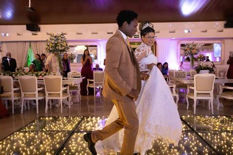 As melhores ideias e inspirações criativas de fotos de casamento registradas por fotógrafos profissionais de eventos da empresa Criativus Foto e Vídeo no Restaurante El Uruguayo: Fotos dos noivos no Espaço Buffet Reis Recepções'