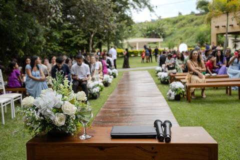 As melhores ideias e inspirações criativas de fotos de casamento registradas por fotógrafos profissionais de eventos da empresa Criativus Foto e Vídeo no Espaço Alecrim: Fotos da Cerimônia'