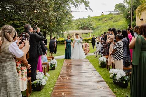 As melhores ideias e inspirações criativas de fotos de casamento registradas por fotógrafos profissionais de eventos da empresa Criativus Foto e Vídeo no Espaço Alecrim: Fotos do momento da Cerimônia'