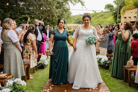 As melhores ideias e inspirações criativas de fotos de casamento registradas por fotógrafos profissionais de eventos da empresa Criativus Foto e Vídeo no Espaço Alecrim: Fotos do momento da Cerimônia'