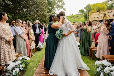 As melhores ideias e inspirações criativas de fotos de casamento registradas por fotógrafos profissionais de eventos da empresa Criativus Foto e Vídeo no Espaço Alecrim: Fotos do momento da Cerimônia'