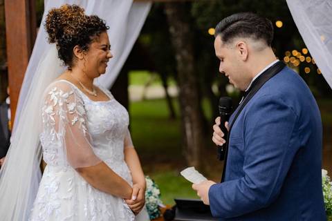 As melhores ideias e inspirações criativas de fotos de casamento registradas por fotógrafos profissionais de eventos da empresa Criativus Foto e Vídeo no Espaço Alecrim: Fotos do momento da Cerimônia'