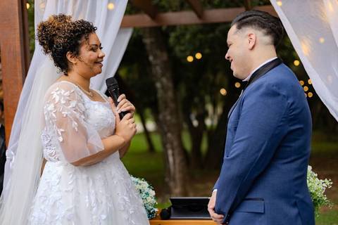 As melhores ideias e inspirações criativas de fotos de casamento registradas por fotógrafos profissionais de eventos da empresa Criativus Foto e Vídeo no Espaço Alecrim: Fotos do momento da Cerimônia'