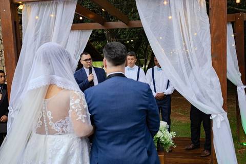 As melhores ideias e inspirações criativas de fotos de casamento registradas por fotógrafos profissionais de eventos da empresa Criativus Foto e Vídeo no Espaço Alecrim: Fotos do momento da Cerimônia'