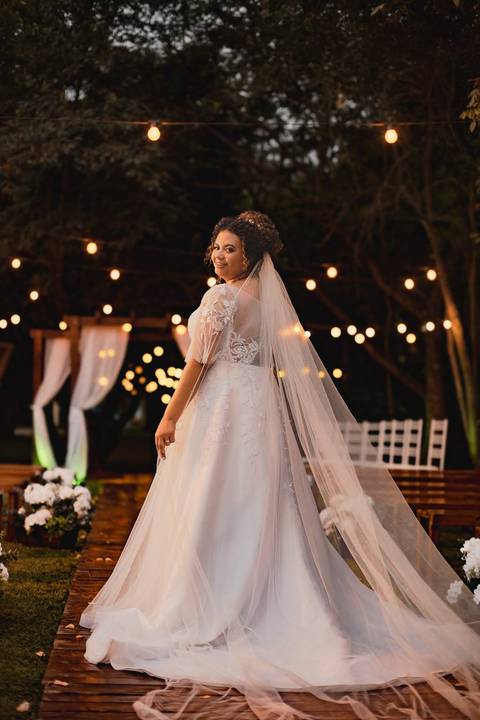 As melhores ideias e inspirações criativas de fotos de casamento registradas por fotógrafos profissionais de eventos da empresa Criativus Foto e Vídeo no Espaço Alecrim: Fotos do vestido da noiva'