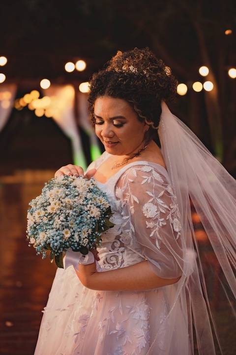 As melhores ideias e inspirações criativas de fotos de casamento registradas por fotógrafos profissionais de eventos da empresa Criativus Foto e Vídeo no Espaço Alecrim: Fotos do vestido da noiva'