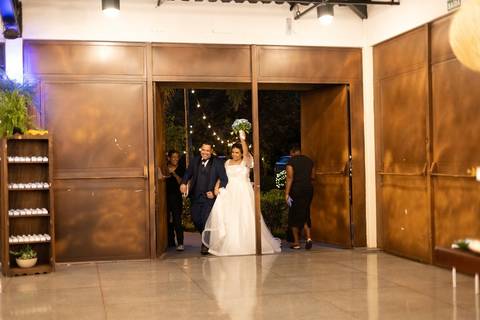 As melhores ideias e inspirações criativas de fotos de casamento registradas por fotógrafos profissionais de eventos da empresa Criativus Foto e Vídeo no Espaço Alecrim: Fotos dos noivos na recepção'