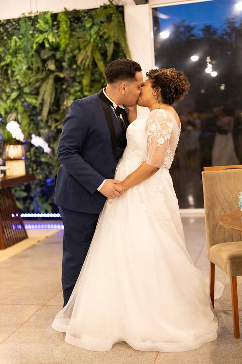 As melhores ideias e inspirações criativas de fotos de casamento registradas por fotógrafos profissionais de eventos da empresa Criativus Foto e Vídeo no Espaço Alecrim: Fotos dos noivos na recepção'