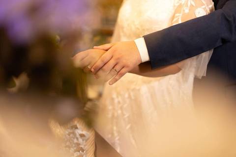 As melhores ideias e inspirações criativas de fotos de casamento registradas por fotógrafos profissionais de eventos da empresa Criativus Foto e Vídeo no Espaço Alecrim: Fotos dos noivos na recepção'