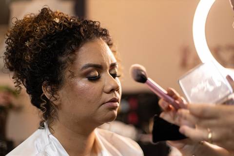 As melhores ideias e inspirações criativas de fotos de casamento registradas por fotógrafos profissionais de eventos da empresa Criativus Foto e Vídeo fotos do making of da noiva no Salão de Beleza Alpha Noivas'