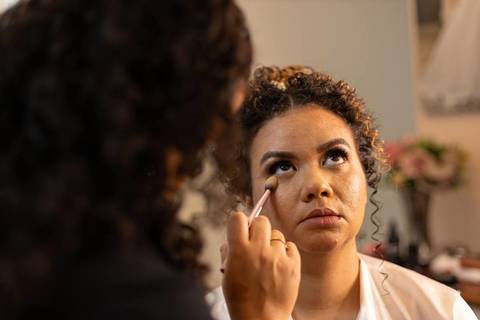 As melhores ideias e inspirações criativas de fotos de casamento registradas por fotógrafos profissionais de eventos da empresa Criativus Foto e Vídeo fotos do making of da noiva no Salão de Beleza Alpha Noivas'