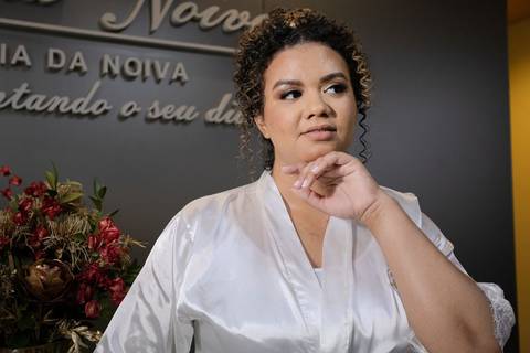 As melhores ideias e inspirações criativas de fotos de casamento registradas por fotógrafos profissionais de eventos da empresa Criativus Foto e Vídeo fotos do making of da noiva no Salão de Beleza Alpha Noivas'