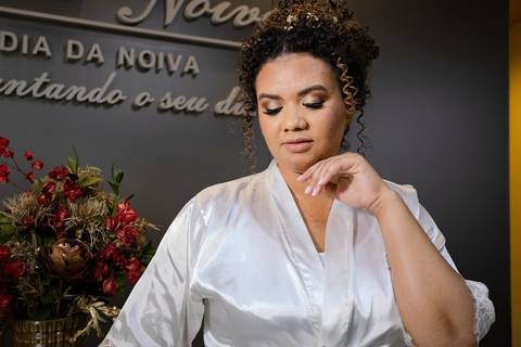 As melhores ideias e inspirações criativas de fotos de casamento registradas por fotógrafos profissionais de eventos da empresa Criativus Foto e Vídeo fotos do making of da noiva no Salão de Beleza Alpha Noivas'