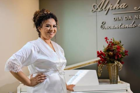 As melhores ideias e inspirações criativas de fotos de casamento registradas por fotógrafos profissionais de eventos da empresa Criativus Foto e Vídeo fotos do making of da noiva no Salão de Beleza Alpha Noivas'