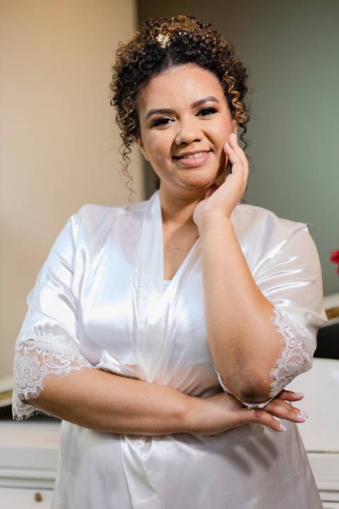 As melhores ideias e inspirações criativas de fotos de casamento registradas por fotógrafos profissionais de eventos da empresa Criativus Foto e Vídeo fotos do making of da noiva no Salão de Beleza Alpha Noivas'