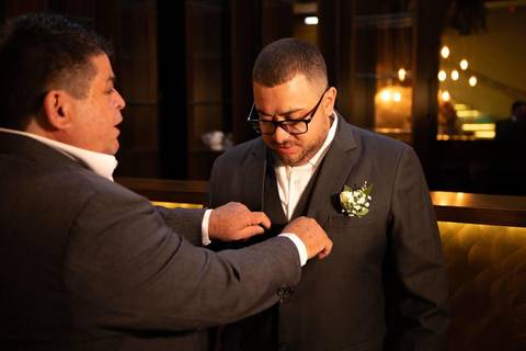 As melhores ideias e inspirações criativas de fotos de casamento registradas por fotógrafos profissionais de eventos da empresa Criativus Foto e Vídeo no Espaço Mansão Zurique: Fotos do Making of do Noivo'